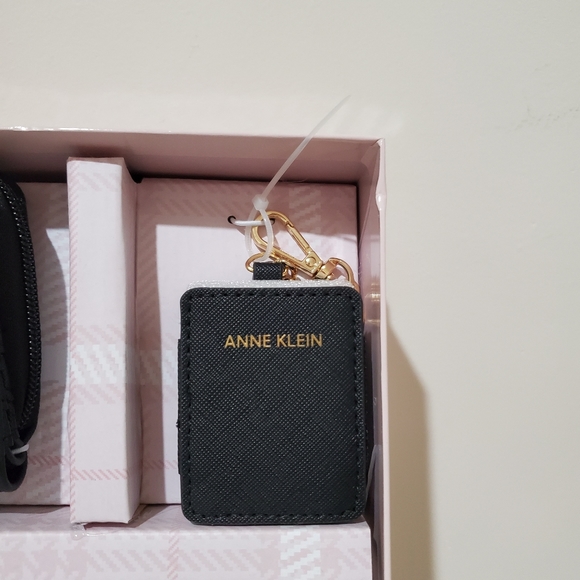 Anne Klein Gift Set Top Zip Crossbody, Curved Zip Wallet, Hand Sanitizer… - Picture 4 of 7